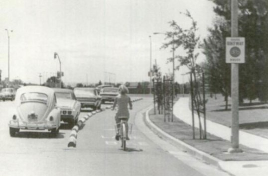 Protected bike lane, 1970s, Davis, CA (Streetsblog) 